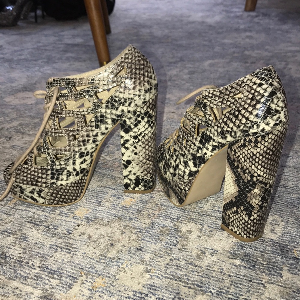 MIA Gilly Snakeskin Heels! Size 5.5!